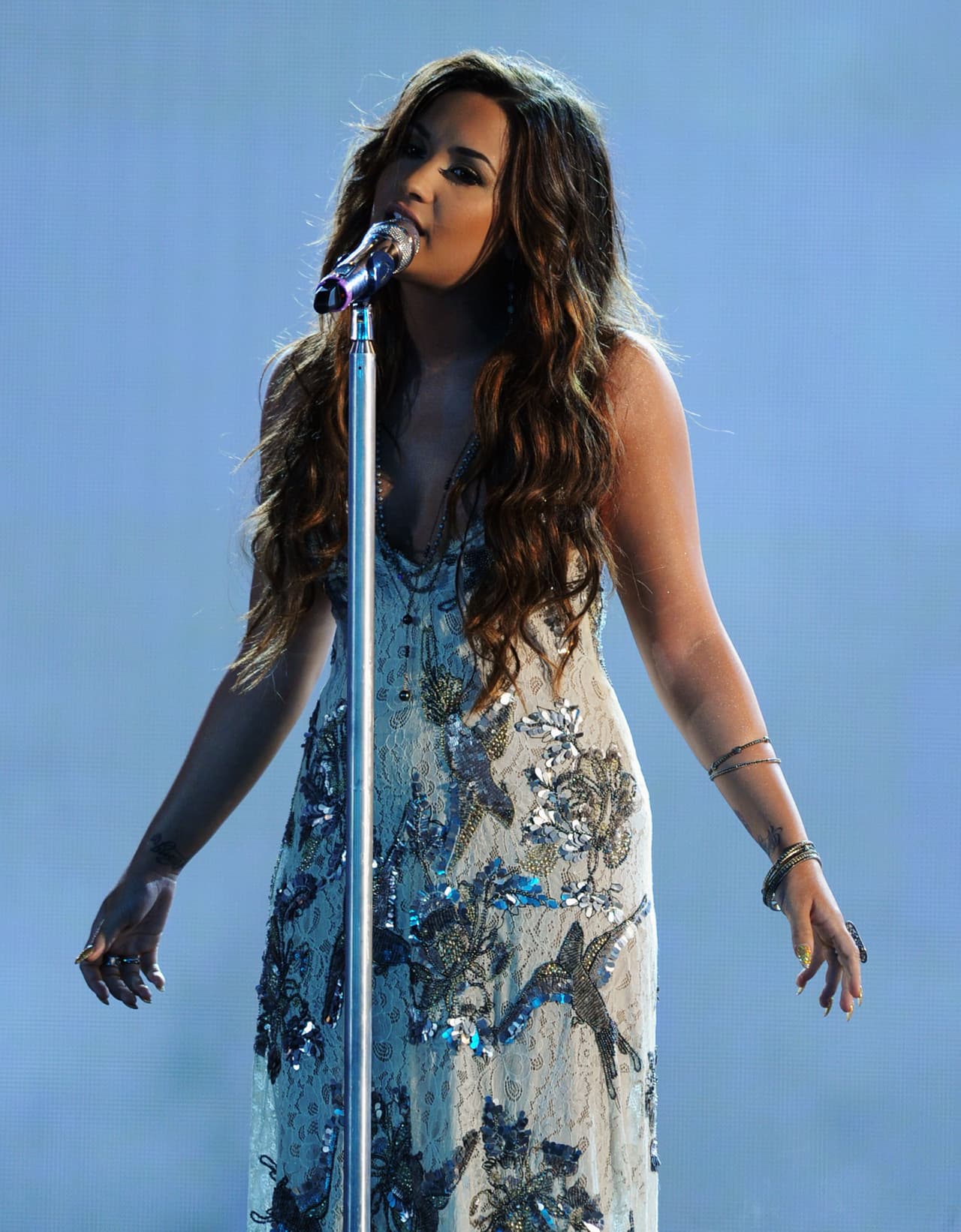 "Las cosas no funcionaron, pero vamos a seguir siendo amigos", escribió en su Twitter. El cantante coincidió: "Demi y yo sabíamos que nuestra relación no iba a ser fácil". Aclaró que a pesar del rompimento, seguirían siendo amigos, según publicó la revista PEOPLE.