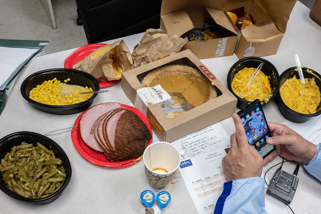 En una mesa improvisada, el equipo de cuidados intensivos comió los típicos platillos de Thanksgiving como pavo, judías verdes, granos de elote y pie.