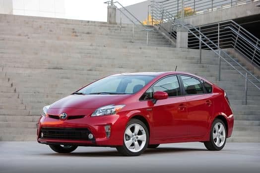 Toyota Prius 2015- El modelo de la marca japonesa sigue marcando tendencia en el mercado. Su excelente confort de marcha, unido a los altos niveles de seguridad y la confiabilidad de su mecánica, hacen que el Prius sea líder indiscutido del segmento.