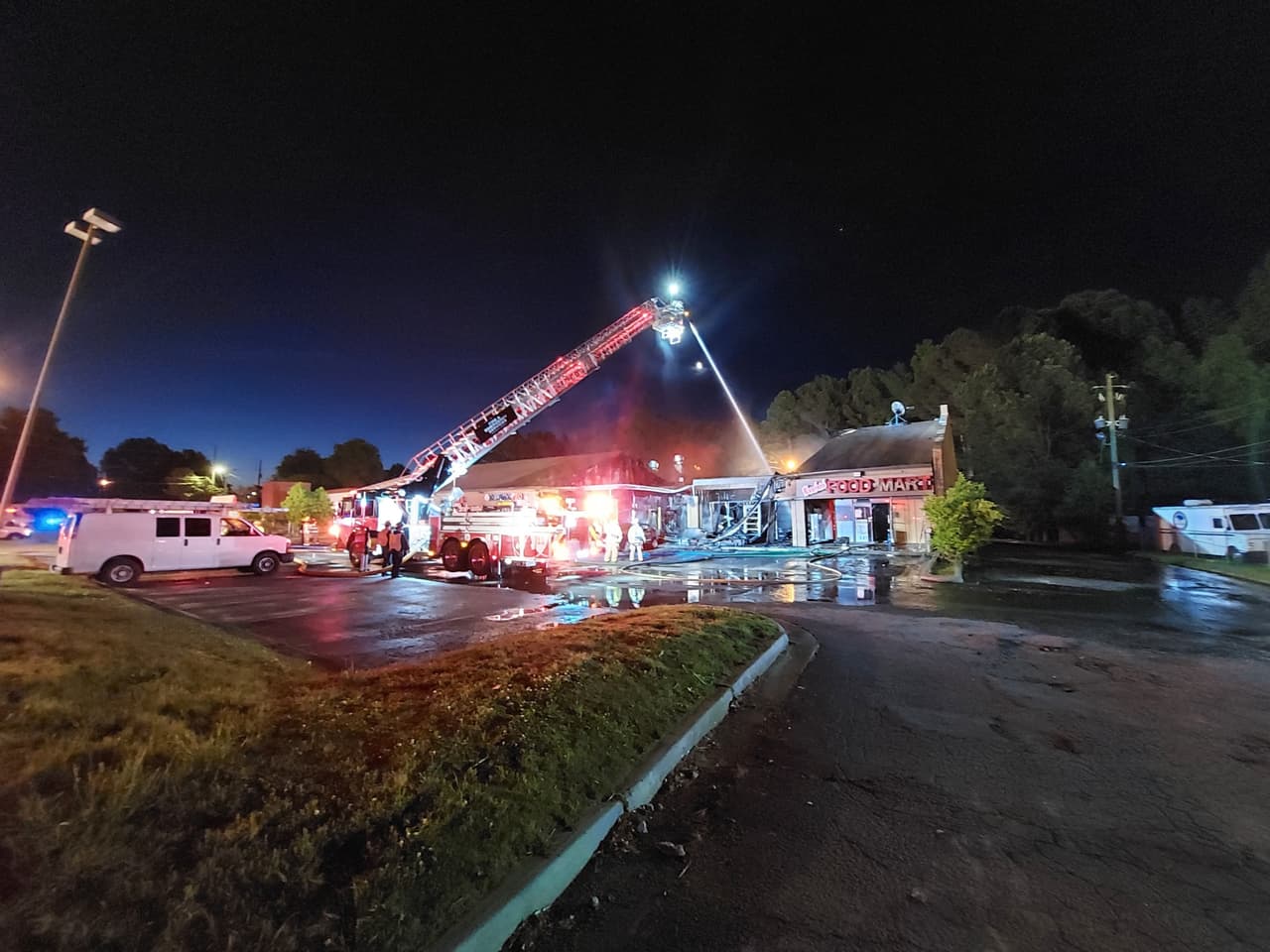 Creen que pueden necesitar una retroexcavadora para derribar y quitar el resto del material para asegurarse de que el fuego esté completamente apagado.