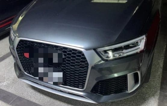 <h3 class="cms-H3-H3"><b>Audi RS Q3 performance</b></h3>
<br>
<br>En un garaje repleto de superautos, un Audi RS Q3 performance entra en la categoría de ‘vehículos conservadores’, aunque se trate de una variante de rasgos y comportamientos deportivos. Esta camioneta está motivada por un motor de cuatro cilindros y 2.5 litros capaz de producir 367 caballos de fuerza y 343 lb-pie de torque.
<br>