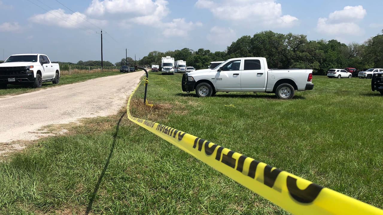 Hallan a decenas de inmigrantes dentro de un tráiler en una carretera al suroeste de Houston