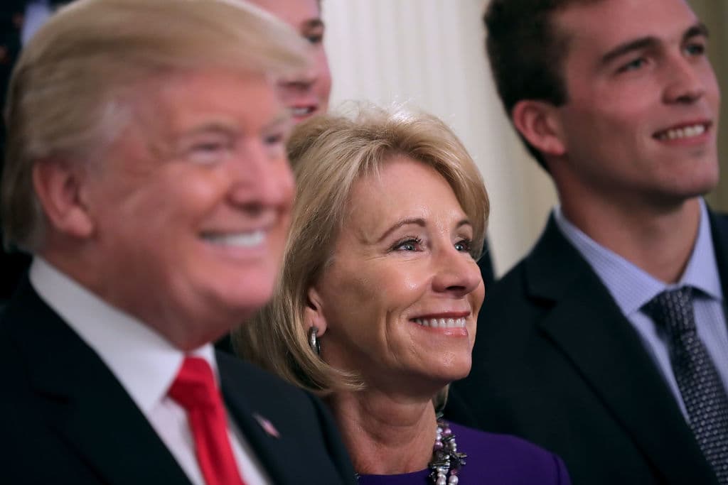 Betsy DeVos protege los derechos de los acusados de agresión sexual en las nuevas guías escolares