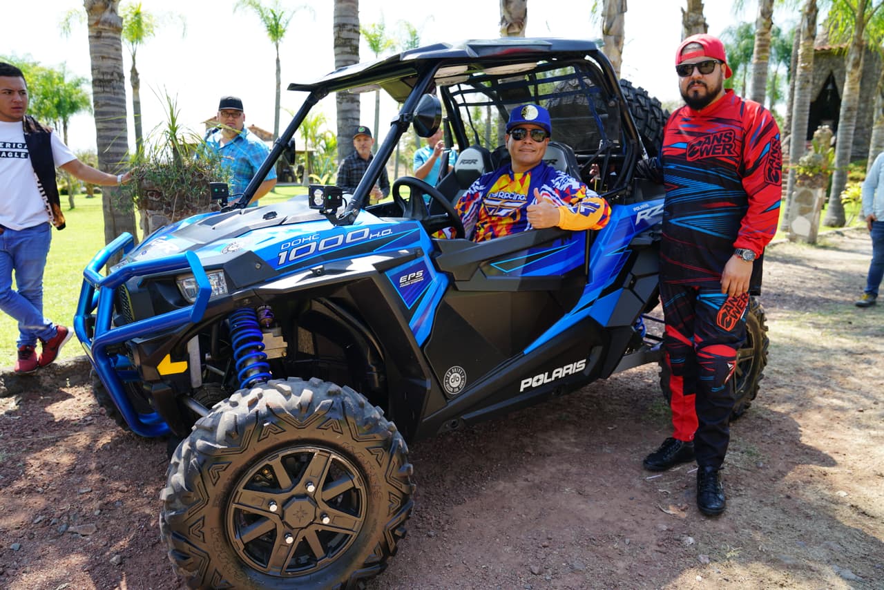 Alfredo González guardó un rato el acordeón y se convirtió en piloto de 'racers'.