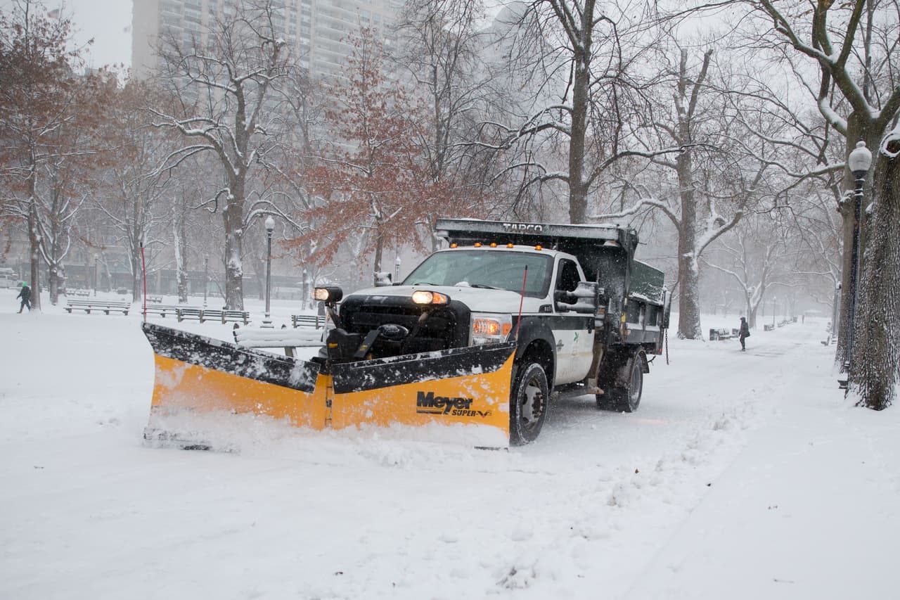 Un camión quitanieve barre una calle de Boston.
