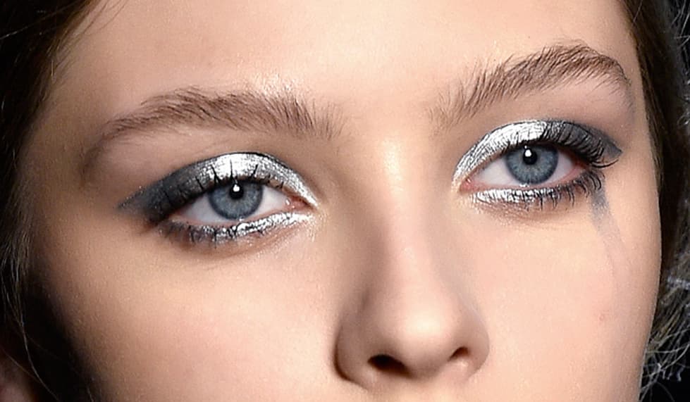 ¿Quieres un maquillaje fácil de lograr? El diseñado por 
<a href="https://www.maccosmetics.com.mx/artistry-mac-artist-lyne-desnoyers">Lyne Desnoyers</a>, en el desfile de 
<a href="http://www.giulietta-newyork.com/">Giulietta NY</a> puede ser para ti. Usa la crema Pro Water Base Mixing Medium junto con el Pigmento en tono Silver, todo de MAC. Según la creadora del look, transmite la tristeza de una niña con el corazón roto en los años sesenta. Para evitar el toque melancólico evita hacer la línea vertical en el extremo externo del ojo, pues simboliza una lágrima.