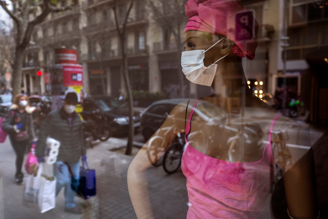 Encerrados, con miedo, pero con humor: así se vive España la cuarentena por el coronavirus