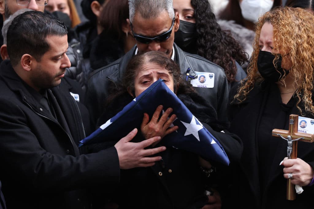 Karina Mora, la hermana del oficial caído, no dejaba de apoyar a su apesumbrada madre y, sacando fuerzas de su dolor, recordó que con su sonrisa, Wilber iluminaba toda su casa: "Hoy se ha apagado esa luz, dolorosamente, para siempre", lamentó. Y preguntó: "¿Cuántos Wilberts, cuántos Jasons,
<b>cuántos oficiales más tendrán que perder la vida antes de que cambie este sistema?".</b>
<br>