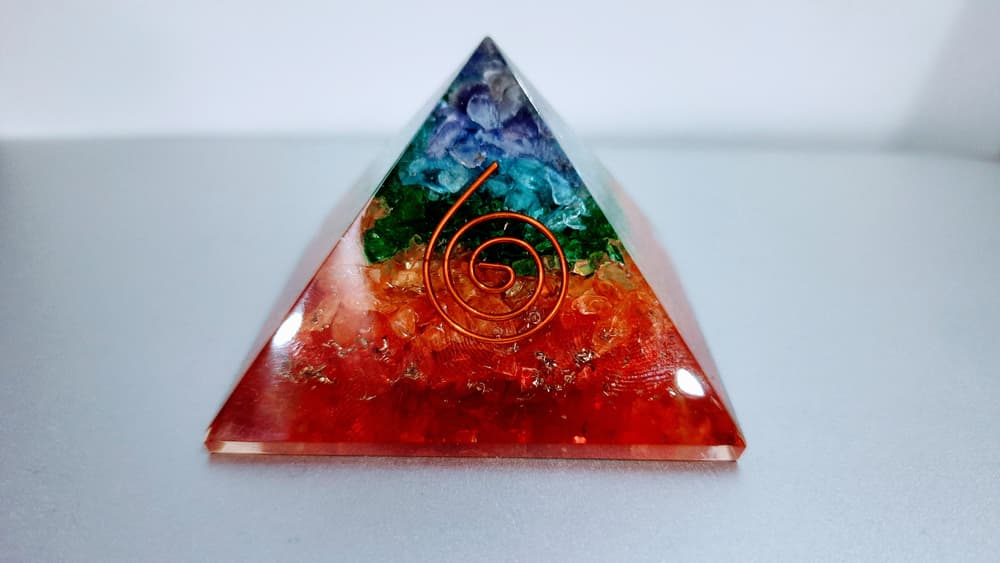 <b>¡Aprende a usar las pirámides! Aprovechar sus beneficios es bien simple. </b>Simplemente colocando las pirámides en nuestro hogar o nuestro puesto de trabajo, con una de sus caras orientadas hacia el norte, estaremos ya atrayendo esa fuente positiva de energía a nuestras vidas. 
<br>