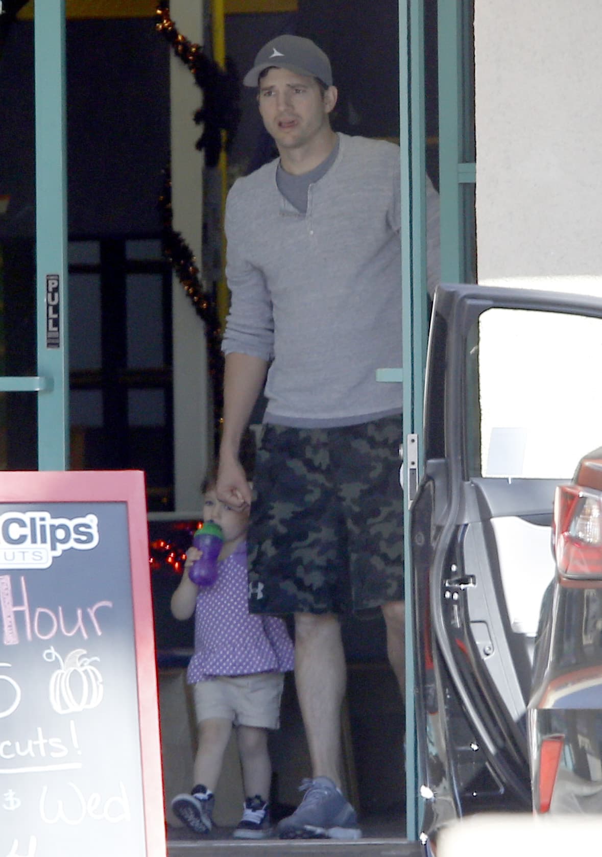 Con ellos iban la hermosa Wyatt.