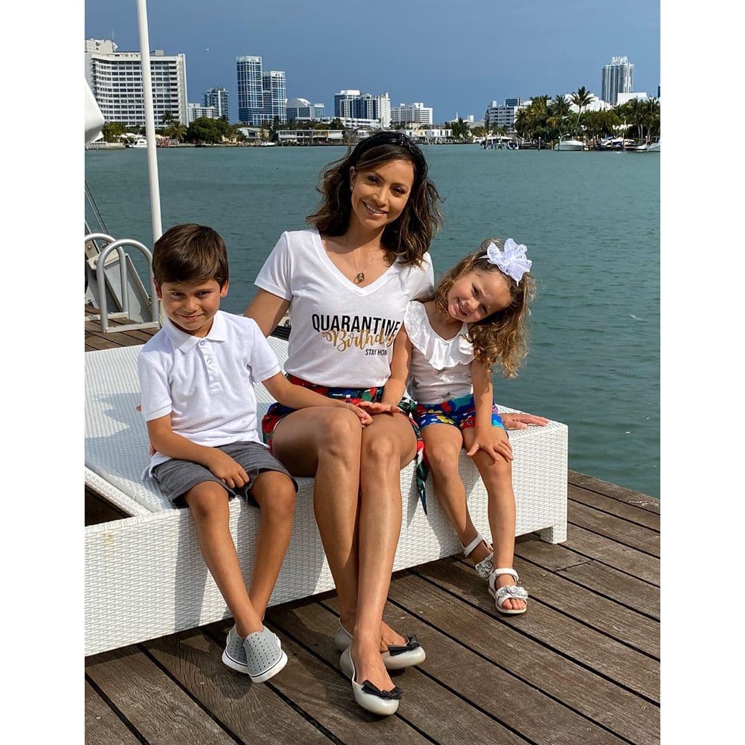 Sus hijos Bruce y Alana festejaron a su mamá, quien a sus 40 años luce fabulosa.