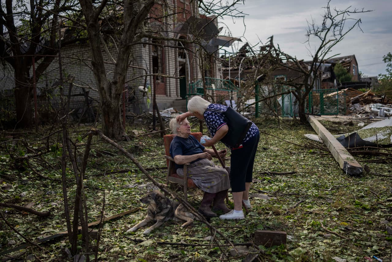 En la foto: Elena Holovko sentada entre los escombros afuera de su casa dañada después de un ataque con misiles en Druzhkivka, este de Ucrania, 5 de junio.