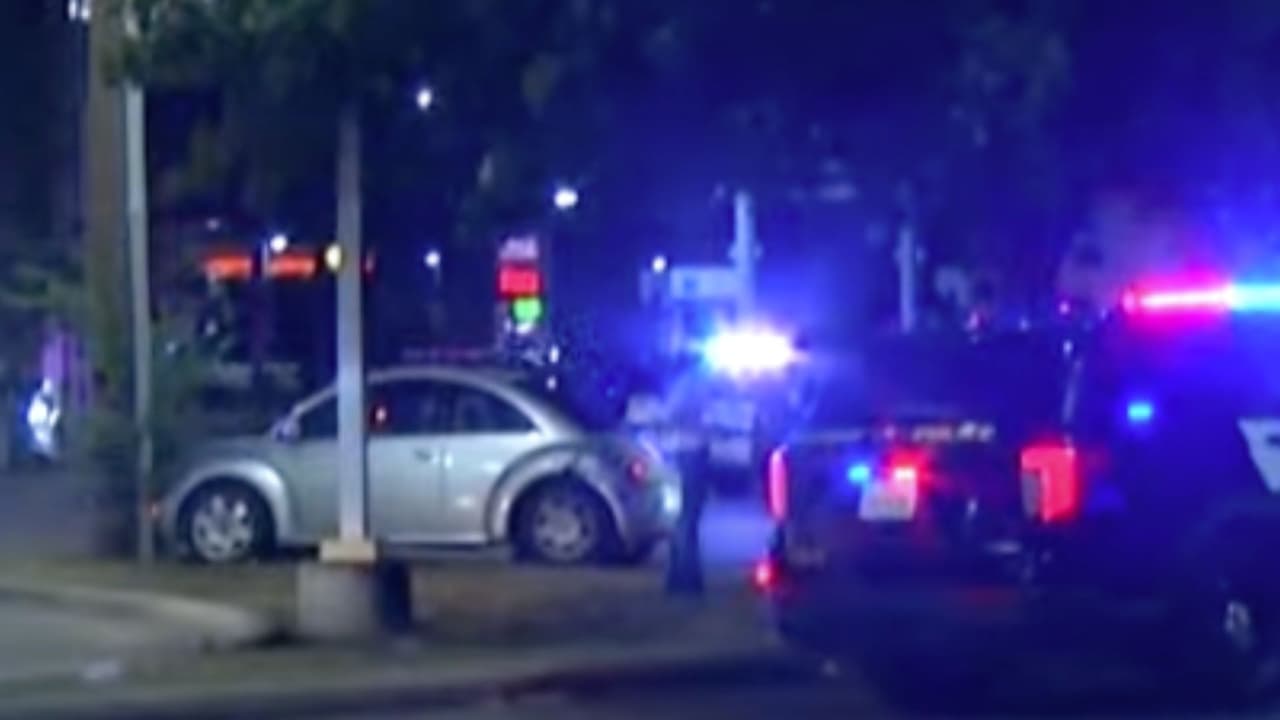 Mujer conduce herida tras haber quedado atrapada en un fuego cruzado en San Antonio