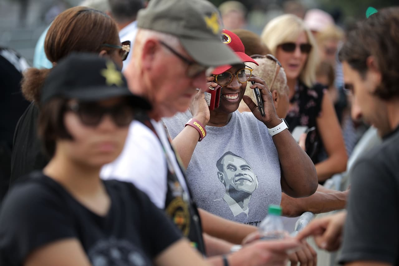 Una mujer haciendo fila para rendir honores a McCain. Llevó una camiseta con la imagen de Barack Obama, quien habló durante un acto religiosos en la Catedral Nacional en Washington al día siguiente.