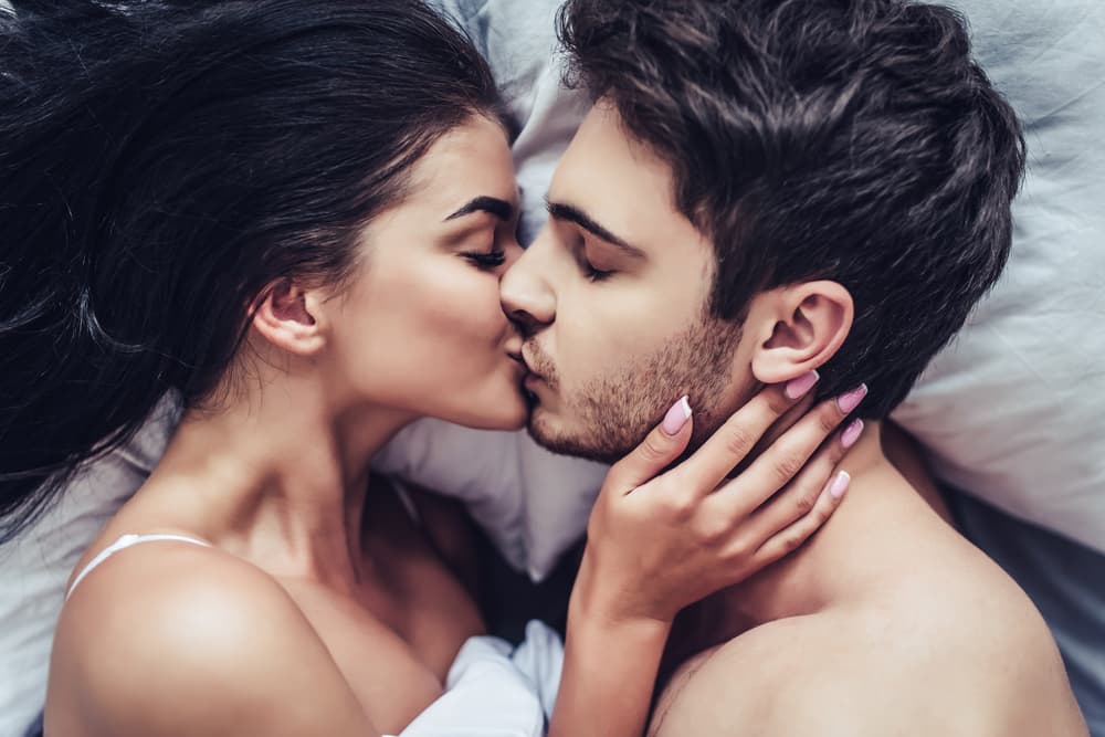 Por eso mismo, la compatibilidad sexual entre un Capricornio y un Acuario puede ser sumamente alta, siempre y cuando sean abiertos el uno con el otro y estén conscientes de las básicas diferencias entre ellos, como que Capricornio necesita abrirse más ante su pareja. Capricornio suele ser más tradicional y Acuario más experimental.