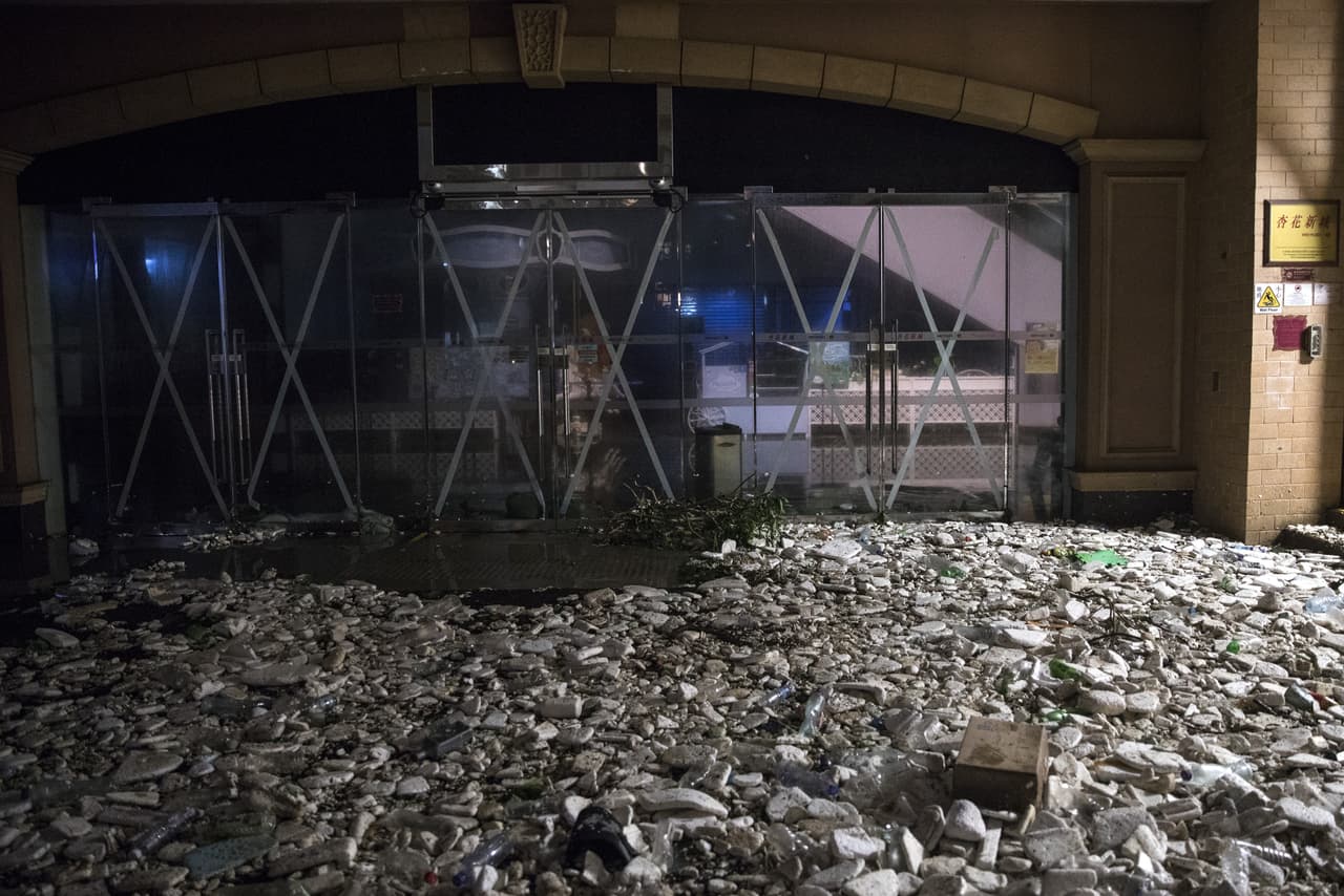 La entrada de un edificio de oficinas en Hong Kong. Se espera que Mangkhut se debilite en una depresión tropical el martes a medida que avanza hacia el interior de China.