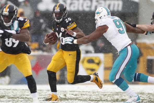 Los fanáticos de los Dolphins ya no hablan de la controversia Incognito/Martin, ni si Ireland o Philbin estarán con el equipo en el 2014, sino que pasan horas calculando… ¡porque tenemos chance de ir a los playoffs! Al principio de la temporada, y sobre todo, después de perder -casi deshonrosamente- contra Tampa Bay y Buffalo, los comentarios sobre Miami eran negativos. Qué si las novatadas, qué si Tannenhill, qué si el running game, qué si la línea ofensiva, que si… qué se yo… Pero ahora, las cosas han cambiado y solo se mencionan las posibilidades que tenemos de jugar en enero. ¡Ay, bendito! Bueno, después de este encontronazo con los portadores de las terribles toallas amarillas, donde salimos vencedores … por media pulgada… 34-28, ya todo me parece posible. Arriba Tannenhill (20 de 33, para 200 yds); arriba Wake and Odrich; arriba Thomas (105 yds, un TD en 16 acarreos); arriba Clay con sus dos TD y arriba Philbin, que mantiene el invicto en la revisión de las jugadas (obtuvo el cambio de “incomplete pass” a TD de Hartline). ¡Arriba, Dolphins, seguimos cuesta arriba!