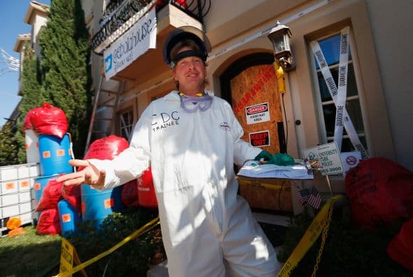 Pero para el propietario de la casa quien además se pone un traje de la CDC cada vez que alguien llega a tomarse fotos y a hacer donaciones, lo tiene sin cuidado