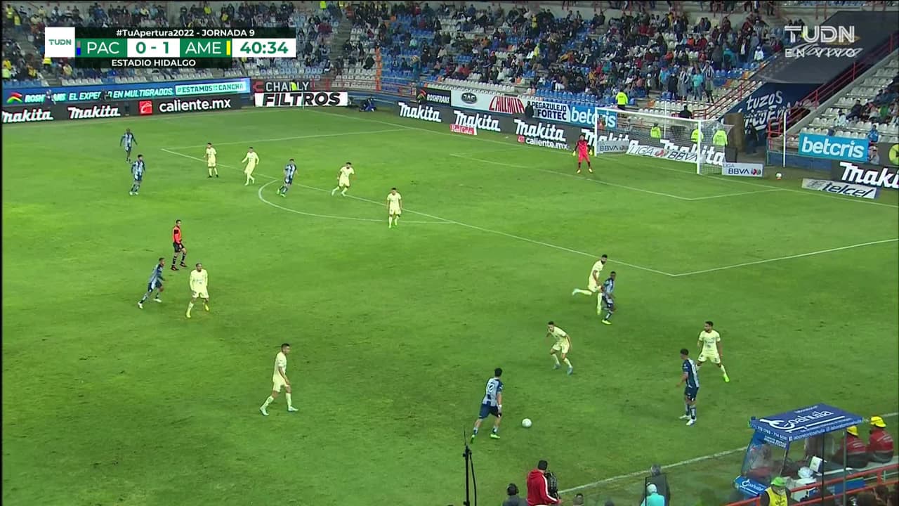 ¡Expulsión! El árbitro saca la roja directa a Romario Ibarra.