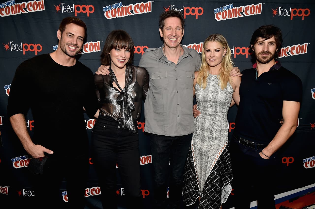 William posando con sus compañeros de elenco, Milla Jovovich, Ali Larter, Eoin Macken y el director Paul W.S. Anderson.