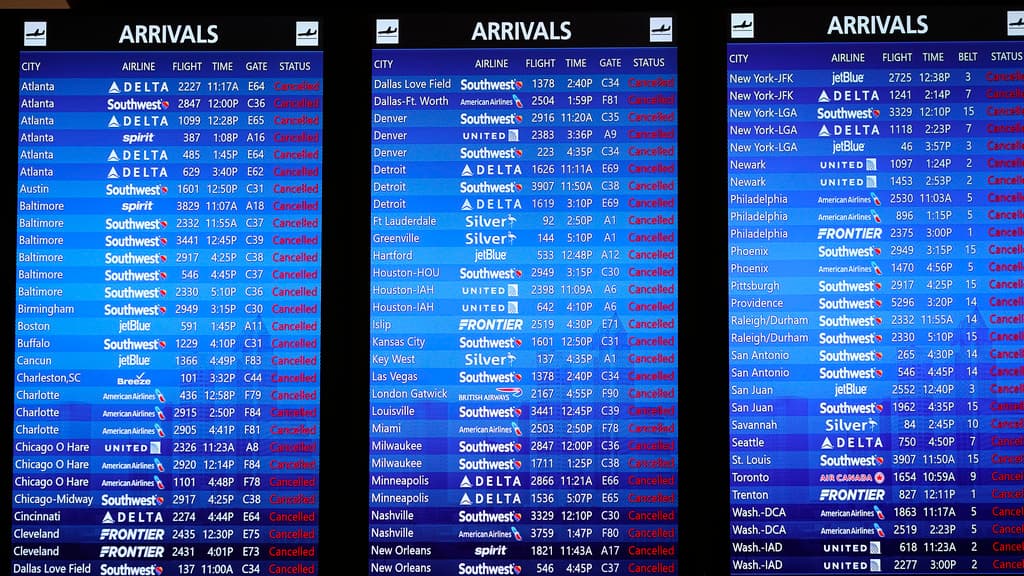 Cancelan cientos de vuelos ante el inminente azote del huracán Helene: qué aeropuertos han sido afectados