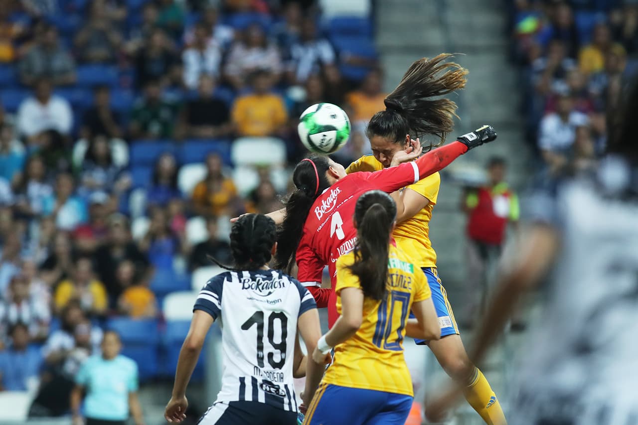 Y a los 7 minutos las felinas se pusieron adelante en el marcador, aunque colaboró la guardameta de Rayadas al irse en banda en un grave error.