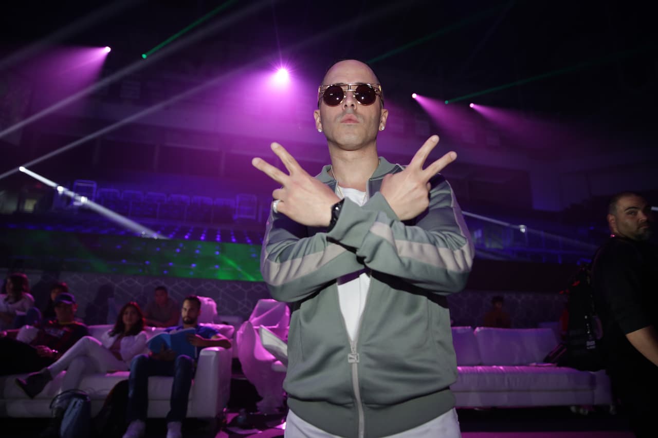 Los aretes y un anillo de diamantes son los accesorios que complementan el look 'desenfadado' de Yandel.