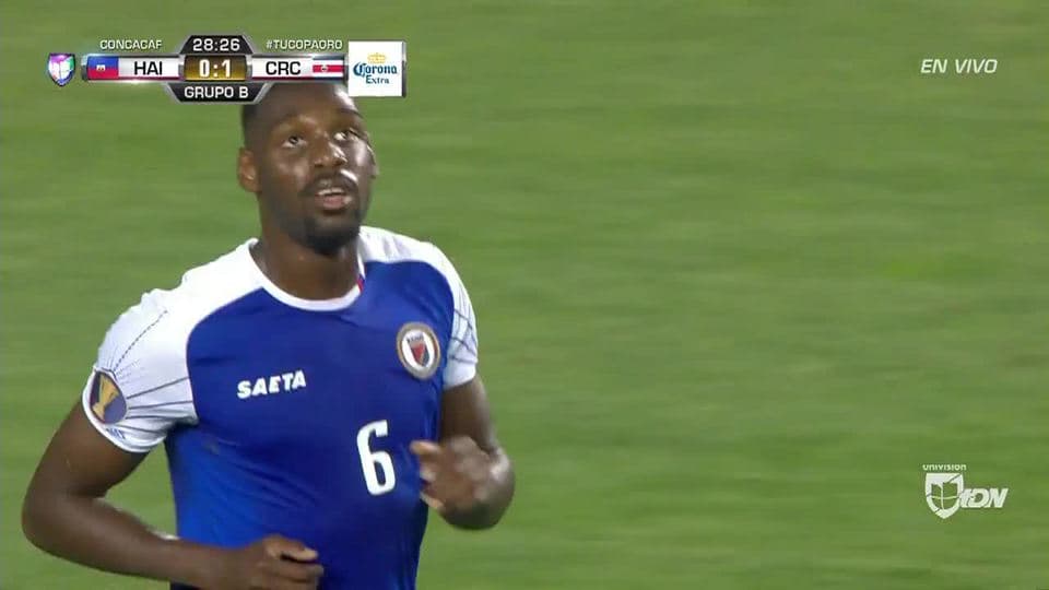 Jems Geffrard despeja el balón y aleja el peligro