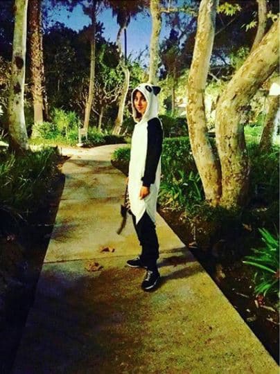 Téllez presumió su tierno outfit para la cena de fin de año, en el que el dresscode era de pijamas: "Ahí voy vestida de panda esperando que su idea de pijama no sean baby dolls y ligueros", bromeó la pelirroja.