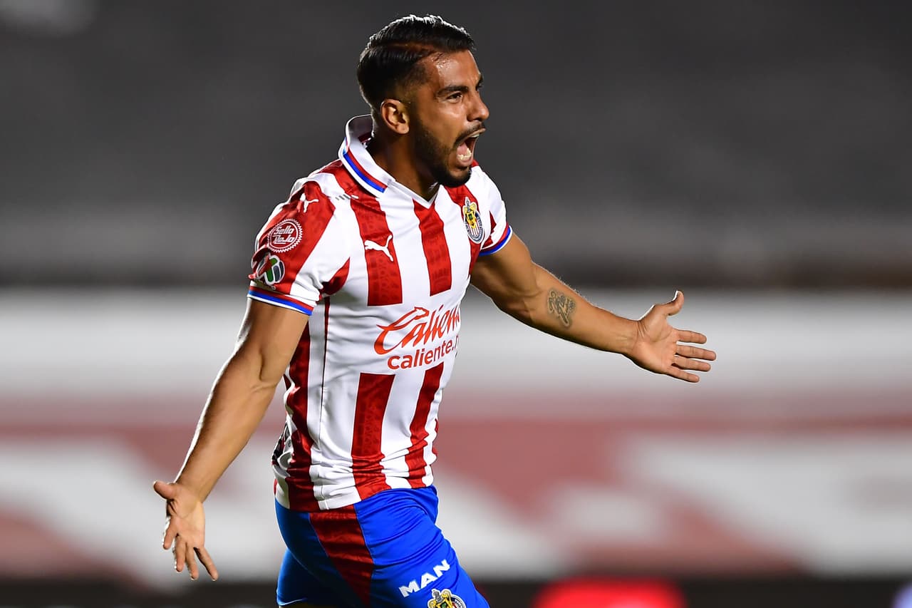 Querétaro y Chivas empatan 2-2 en La Corregidora y se conforman con un puntos. Ambos equipos se quedan con 11 puntos, pero Chivas ese sitúa en la décimo lugar mientras que los Gallos se quedan con la doceava posición.