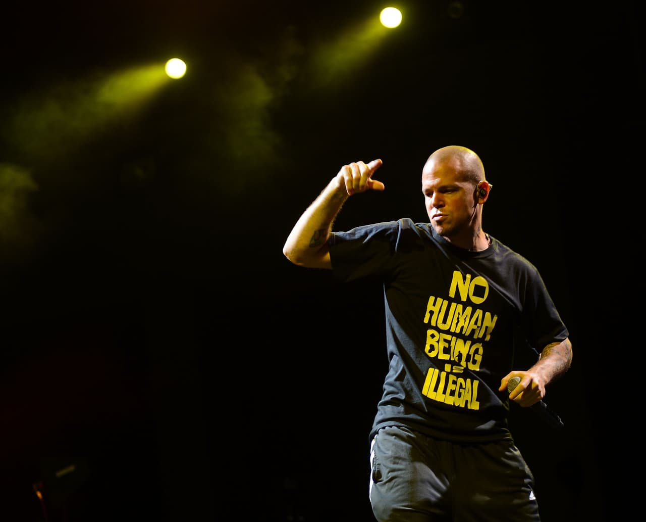 Con sus camisetas, René Pérez también combate 
<b>prejuicios</b>. Por años, se usó el término 
<b>ilegal</b> para describir a los 
<b>inmigrantes indocumentados</b>. Reconociendo que las palabras tienen peso, grupos de derechos civiles empezaron campañas educativas para erradicar el uso de este término que, explicaron, tiene el efecto de deshumanizar a los inmigrantes sin documentos.