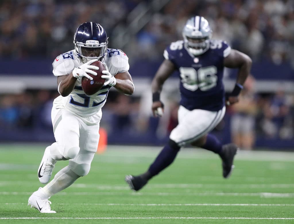 Pero restando 4:11 en la prmera mitad, Marcus Mariota conectó su primer pase de touchdown, una conexión de 18 yardas con Dion Lewis (33), para tomar ventaja 14-7.