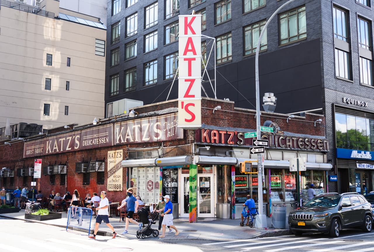 <b>Katz’s Delicatessen. Nueva York. Fundada en 1888.</b> En 1910, los primos Willy y Benny Katz compraron este deli judío especializado en 
<a href="https://localmenu.katzsdelicatessen.com/"><u>sanduches de pastrami y latkes</u></a> (panquecas de papa) a sus fundadores. Desde entonces se convirtió en un lugar icónico, visitado por actores y comediantes. Ganó fama como locación de películas famosas. Entre otras, allí se grabó la conocida escena del orgasmo interpretada por Meg Ryan en ‘When Harry Met Sally’.