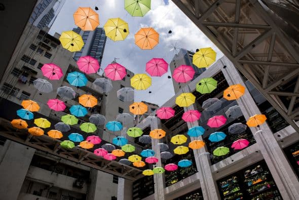 Paraguas suspendidos en el centro de artes Comic Home de Hong Kong.