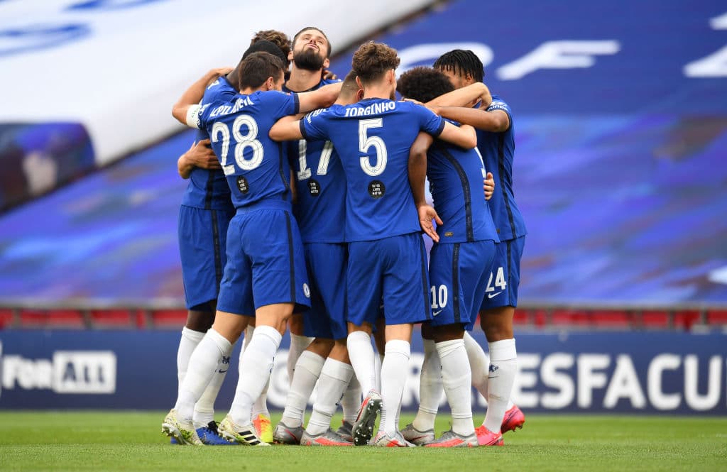 Manchester United 1-3 Chelsea | Oliver Giroud (45+11’) adelantaba a los de Lampard. Mount (46’) hizo el segundo y Maguire (74’) sepultó a los de Manchester con un autogol. El descuento llegó de los botines de Bruno Fernandes quien cobró una pena máxima. Chelsea se enfrentará al Arsenal en la final de la FA Cup, una de las competiciones más añejas del futbol mundial.
