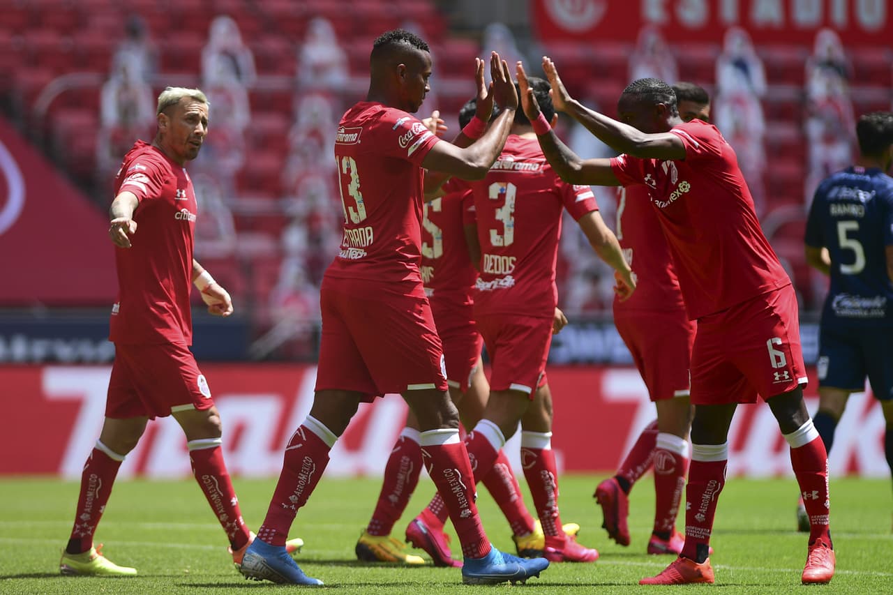 Luego de una gran jugada de Rubens Sambueza, Michael Estrada se encuentra el balón en el área y solo debe de empujar el balón para adelantar a los Diablos.