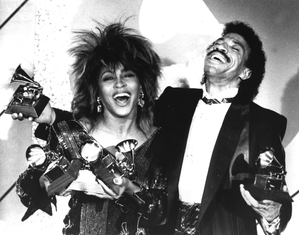 Tina Turner, a la izquierda, posa junto con Lionel Richie durante la ceremonia de los premios Grammy celebrada el 27 de febrero de 1985.
