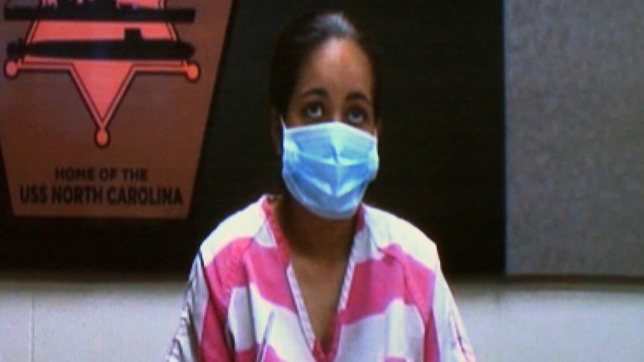 Mujer acusada de abandonar a su bebé en la basura comparece en una corte de Carolina del Norte