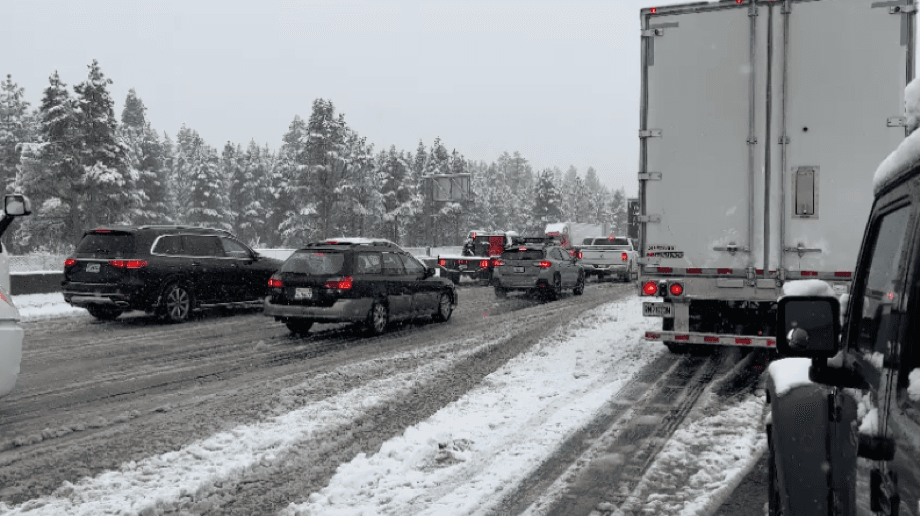 En tanto, Caltrans anunció que mantendrá los operativos para verificar el uso de cadenas en las zonas con nieve y recordó a los conductores que reduzcan la velocidad en sus trayectos.