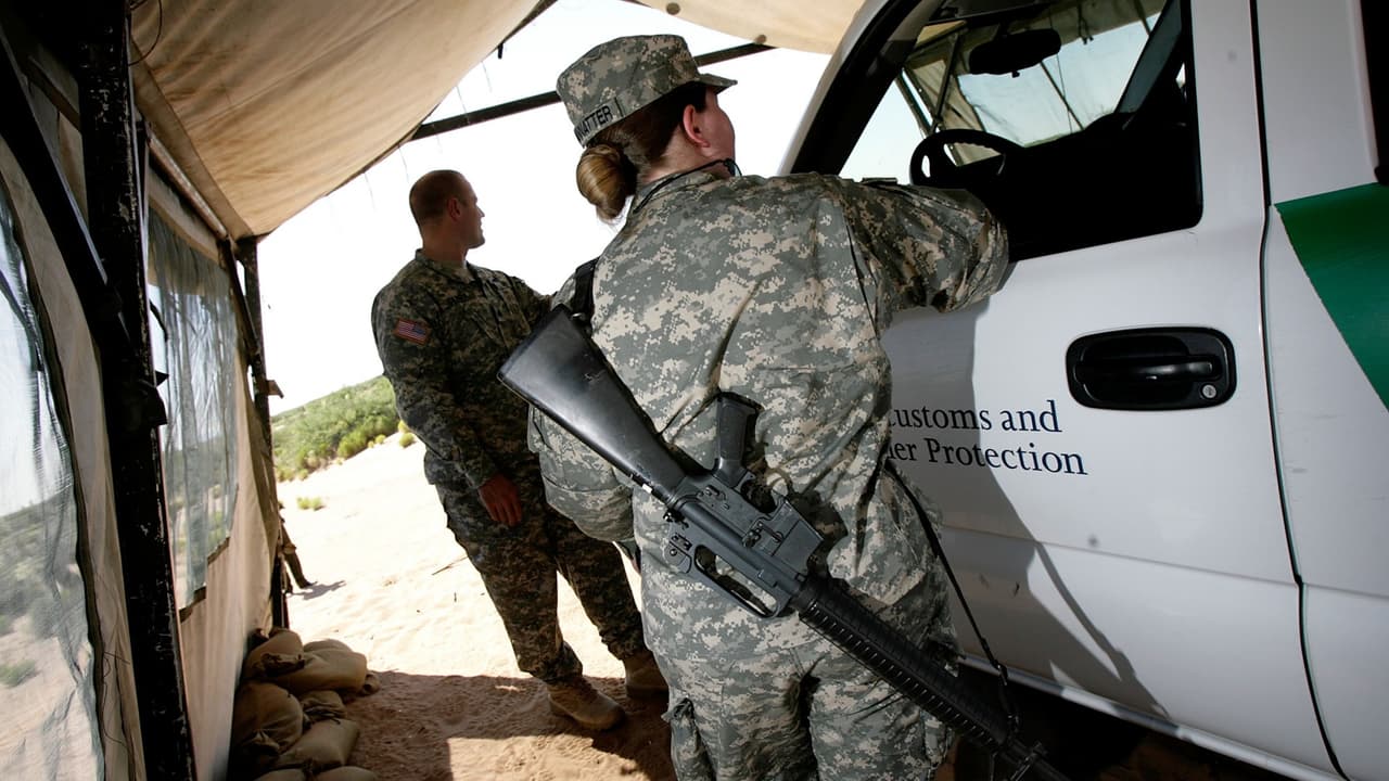 Texas y Arizona ordenan el despliegue inmediato de los primeros guardias nacionales en la frontera