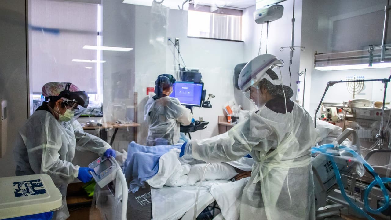 La propuesta que sigue sobre la mesa incluirían
<b> pagos de 600 dólares</b> para millones de personas elegibles y extendería del beneficio de desempleo por un monto de 
<b>300 dólares semanales</b>.