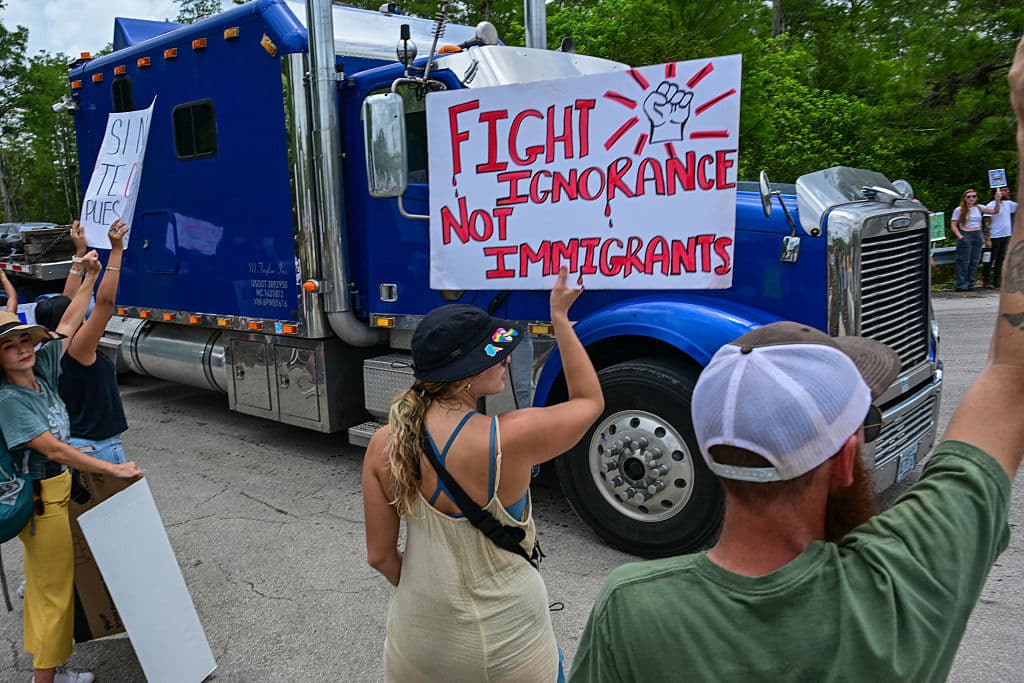 El gobierno estatal de Florida construyó el centro en menos de un mes, sin realizar estudios de suelo o tomar otras medidas. Se logró a través de una orden ejecutiva, emitida por el gobernador Ron DeSantis, para abordar lo que considera 
<b>"una crisis de inmigración ilegal"</b>.