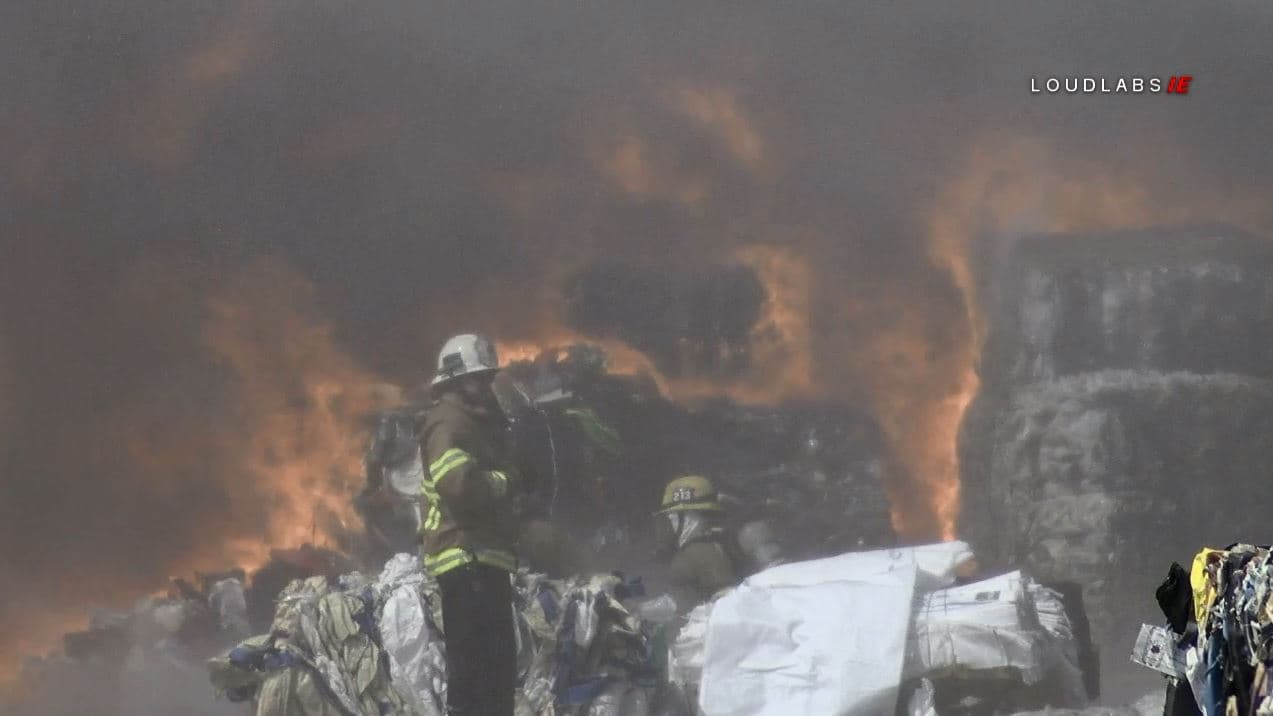 El centro estaba repleto de plástico y cartón combustible perfecto que generaron el masivo incendio.