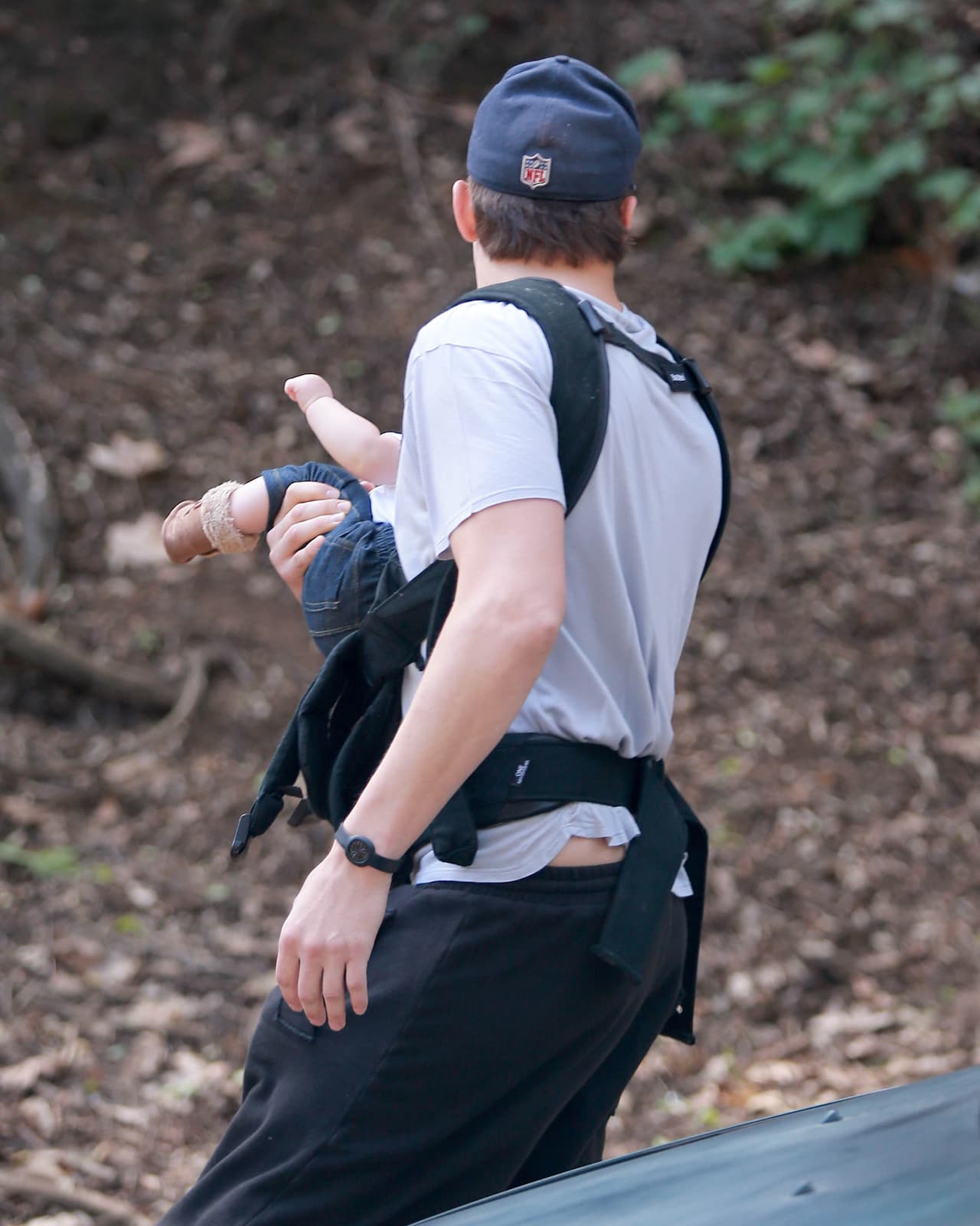 Para que la bebita no llore, él la lleva a correr y respirar aire puro.