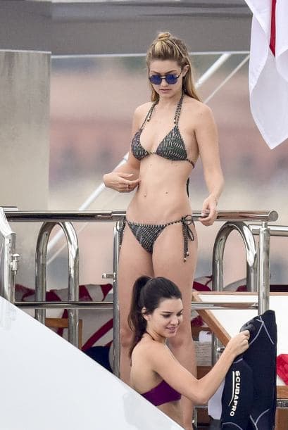 Kendall se preparó para subirse a una moto acuática.