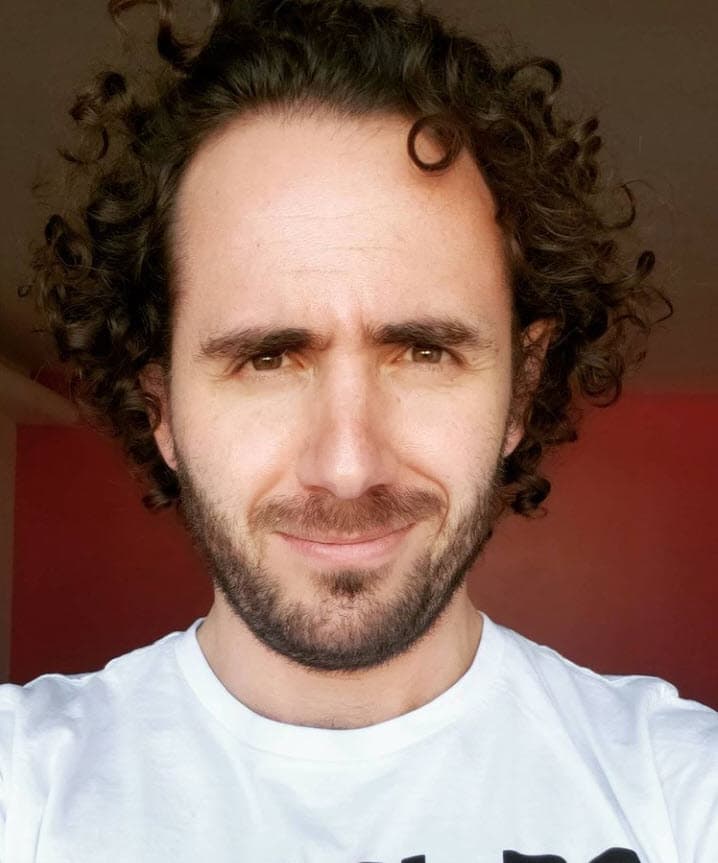 Pepe Ramos es licenciado en Derecho y se define como: "'Opinólogo' profesional, cómico de baja categoría, 'chavorruco' renegado, escéptico en rehabilitación, explorador de la vida y sus misterios", escribió en su canal de YouTube.
<br>