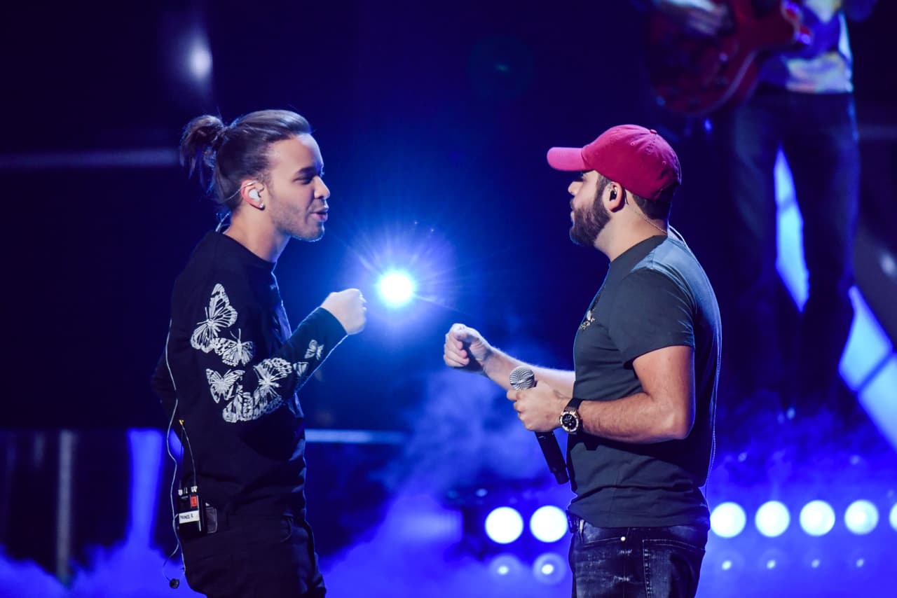 Prince Royce y Gerardo Ortiz se encontraron en este escenario para unir sus voces.