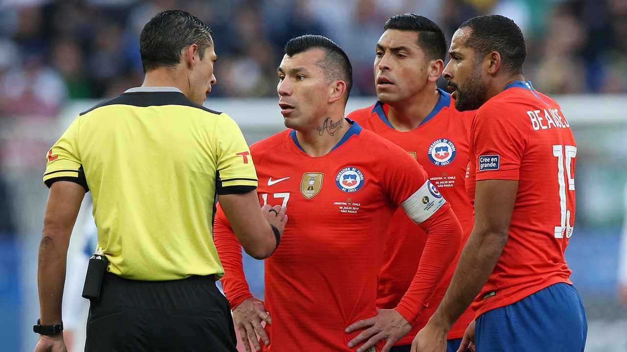 Medel explota y califica de “terrible” el arbitraje del Uruguay-Chile