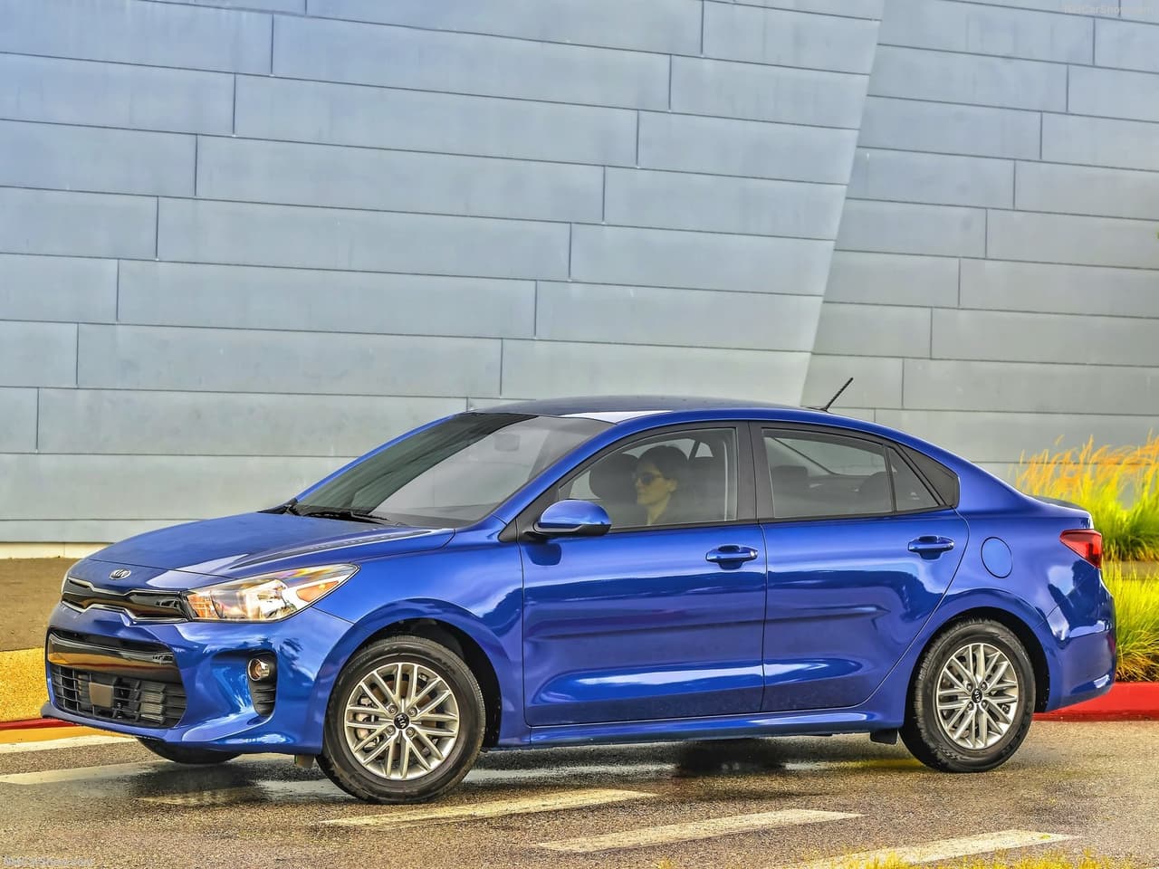 <b><h3 class="cms-H3-H3">Kia Rio - $16,675</h3></b>
<br>
<br>
<b>Motor:</b> 4 cilindros en línea de 1.6 litros
<br>
<b>Potencia:</b> 130 caballos de fuerza
<br>
<b>Torque:</b> 119 lb-pie 
<br>
<b>Transmisión:</b> Automática CVT
<br>
<b>Rendimiento:</b> 33/41/36 mpg en ciudad/carretera/combinado
<br>