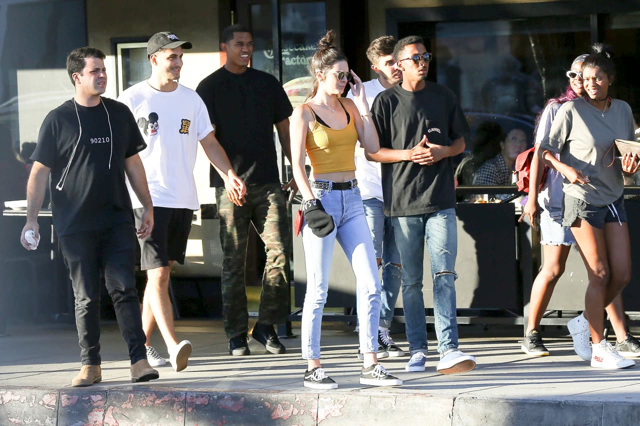 Por eso ahora sale rodeada con muchísima seguridad.